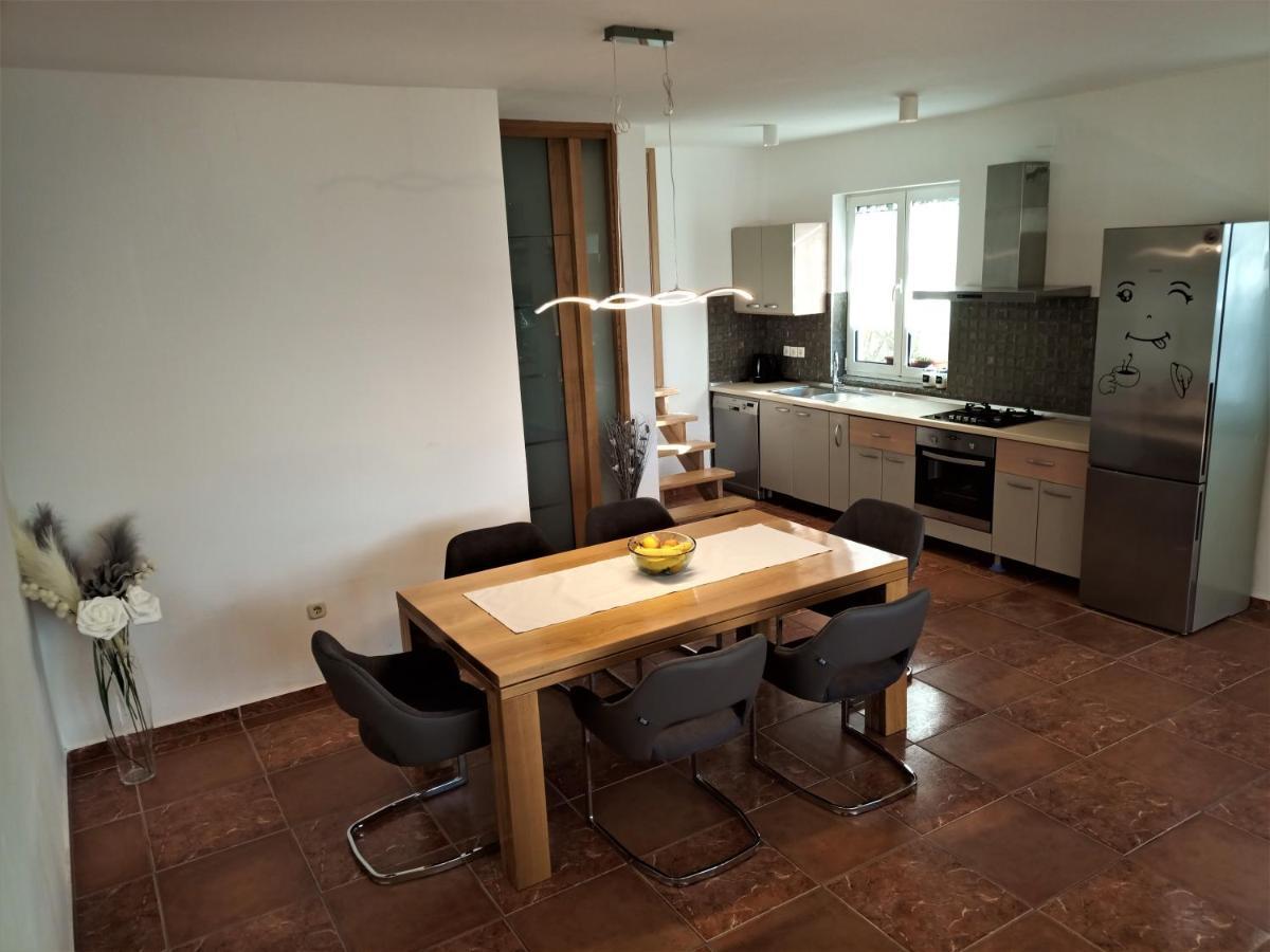 Apartman Emili Malinska Extérieur photo